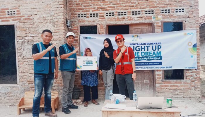 Momen HLN dan Sumpah Pemuda 2024, PLN ULP Haurgeulis Terangi 20 Rumah Warga