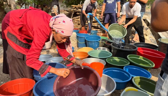 Relawan JAN ETHES Bagi-Bagi Air Bersih Untuk Warga Kedung Jumbleng