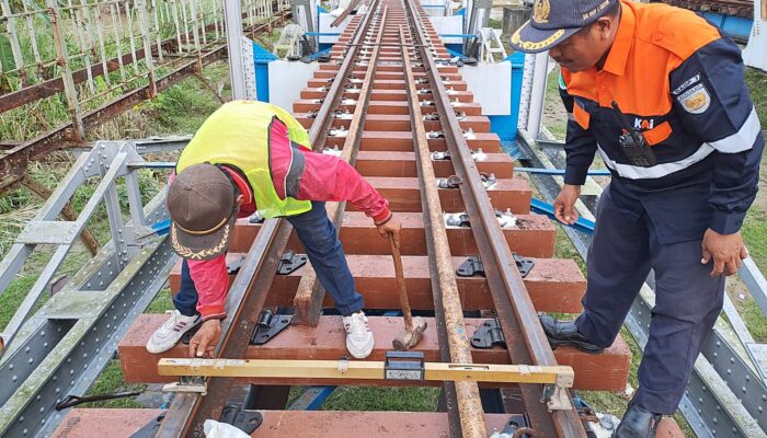 Demi Kenyamanan, Daop 3 Cirebon Lakukan Pergantian Bantalan Rel Kereta Api