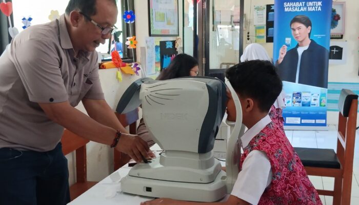 Hari Penglihatan Sedunia, Rohto dan Bank Resona Perdania Bagikan Kacamata Gratis 
