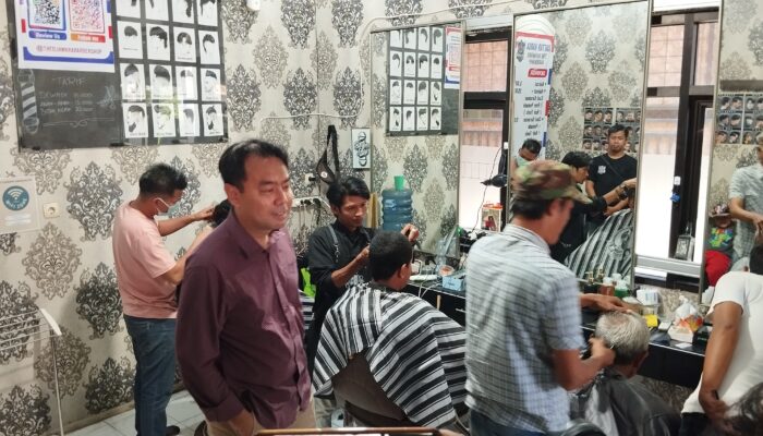 Relawan Yuh Gas Nang Kota Cirebon Gelar Cukur Gratis di Karyamulya