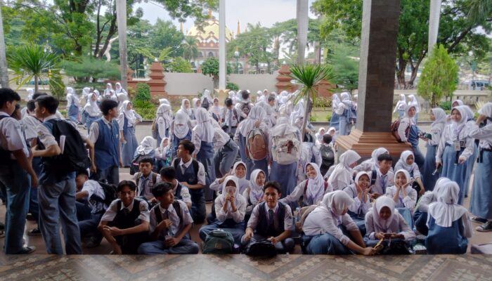 Siswa SMAN 1 Palimanan Cirebon Kunjungi DPRD: Belajar Politik Langsung dari Sumbernya