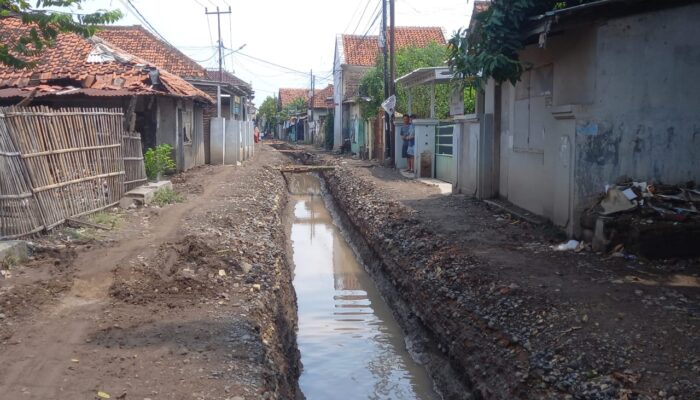 Proyek Jalan dan Irigasi di Desa Gamel Belum Rampung, Warga Cemas dan Khawatir