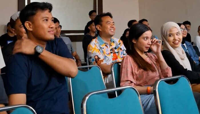 Cawawalkot Cirebon Suhendrik : Nonton Stand up Komedi Dulu Jelang Debat Ketiga