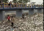Sampah Menumpuk di Bendungan Jamblang, Pj Bupati Cirebon Langsung Turunkan Alat Berat