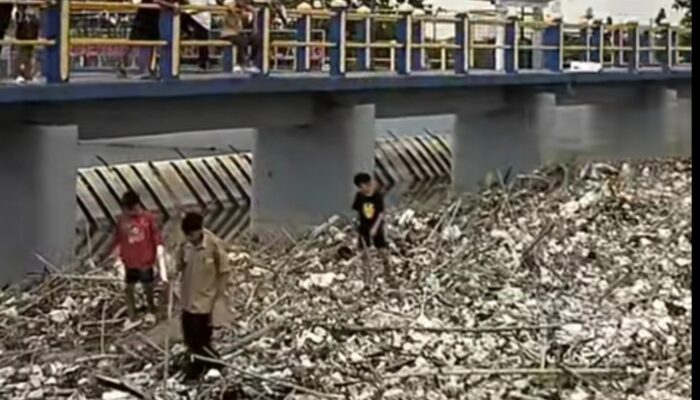 Sampah Menumpuk di Bendungan Jamblang, Pj Bupati Cirebon Langsung Turunkan Alat Berat