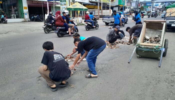 Jalan tak Kunjung Dibenahi Pemerintah, Generasi Milenial Tutup Lubang di Perumnas