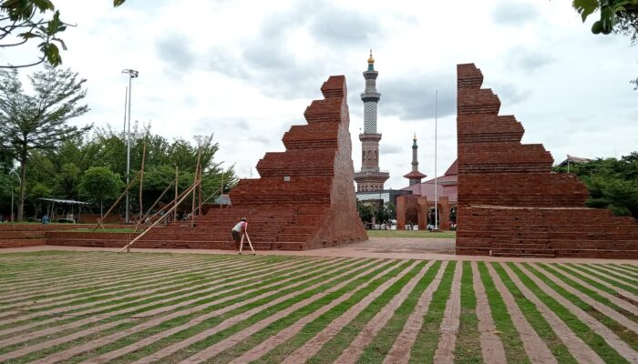 Gapura Candi Bentar Alun-alun Kejaksan Mulai Ditutup Sementara 