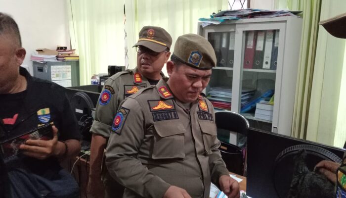 Satpol PP Kota Cirebon Lakukan Razia Kawasan Tanpa Rokok di Perkantoran