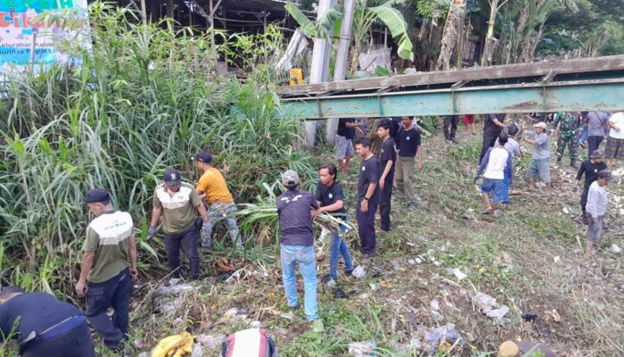 Sedimentasi Tinggi, Generasi Milenial Bersihkan Sampah di Sungai Cikalong
