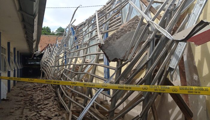 Bruk! Atap SMPN 1 Talun Cirebon Ambruk 