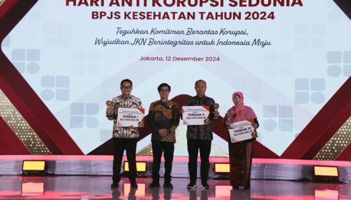 Pj Bupati Cirebon Terima Penghargaan Terbaik JKN di TMII Jakarta