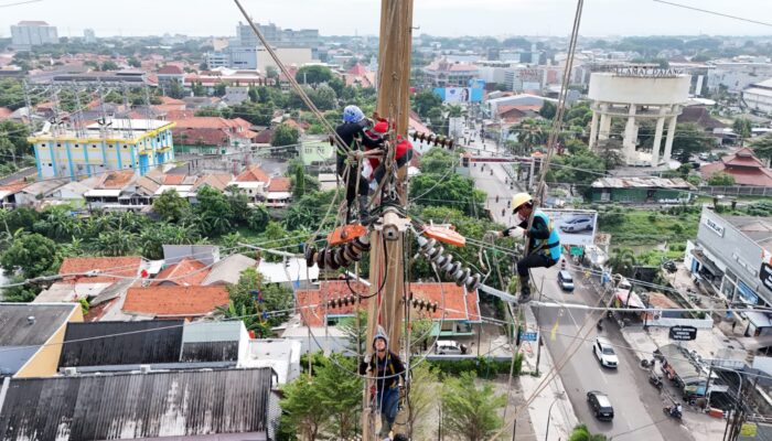 Jelang Nataru, PLN UPT Cirebon Berhasil Ganti Peralatan di 85 Tower Transmisi