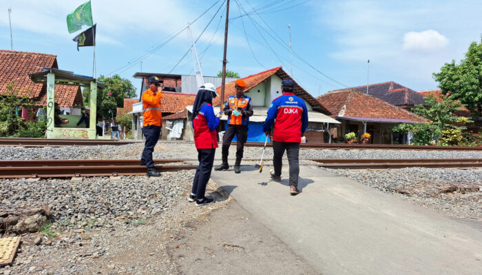 Bersama BTP, KAI Daop 3 Cirebon Monitoring Perlintasan Sebidang 