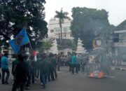 Ratusan Mahasiswa Geruduk DPRD Kota Cirebon Tuntut Batalkan Kenaikan PPN
