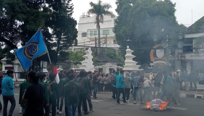 Ratusan Mahasiswa Geruduk DPRD Kota Cirebon Tuntut Batalkan Kenaikan PPN