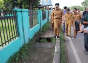 PJ Bupati Cirebon Tinjau Saluran Air dan Kabel Listrik di Kedawung untuk Atasi Banjir