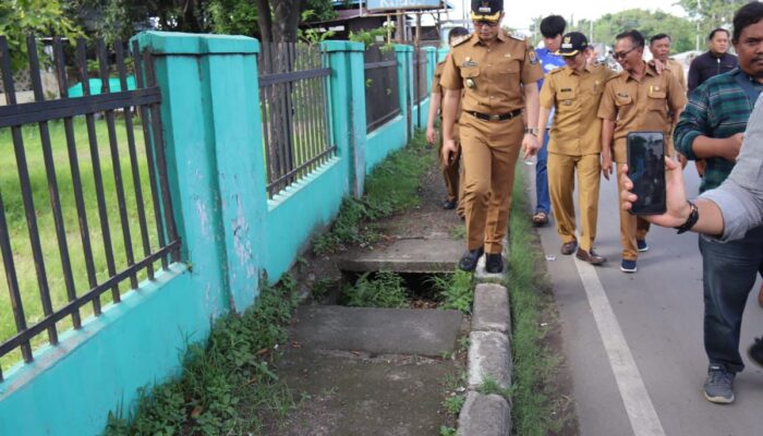 PJ Bupati Cirebon Tinjau Saluran Air dan Kabel Listrik di Kedawung untuk Atasi Banjir