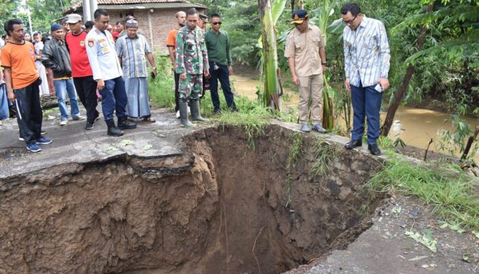 Pj Bupati Cirebon Tinjau Ruas Jalan Sidamulya-Munjul yang Terputus