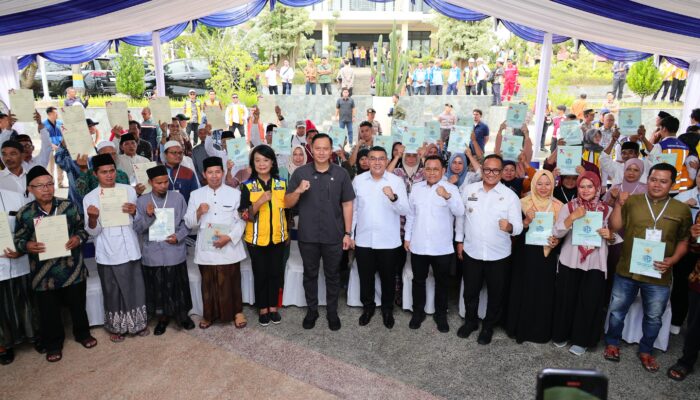 Tegaskan Kepastian Hukum Tanah Warga Negara, Menko AHY dan Wamen Ossy Serahkan Sertipikat Tanah untuk Warga Lebak