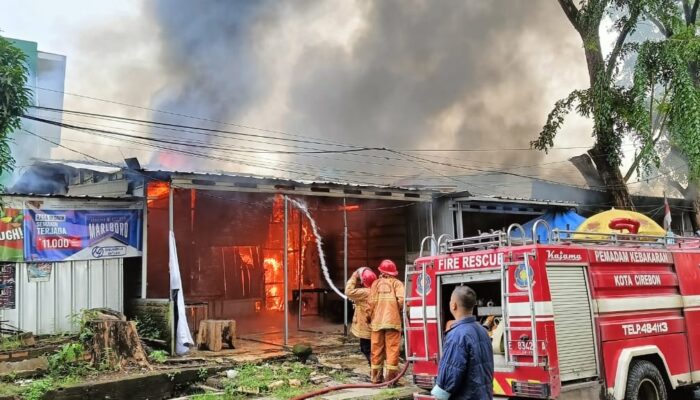 Selasa Pagi di Kawasan Bima, Dua Bangunan dan Satu Angkot Terbakar