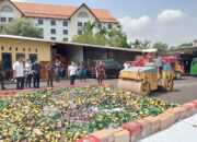Kejari Kota Cirebon Musnahkan Sembilan Ribu Botol Miras