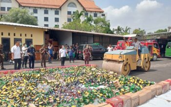 Kejari Kota Cirebon Musnahkan Sembilan Ribu Botol Miras