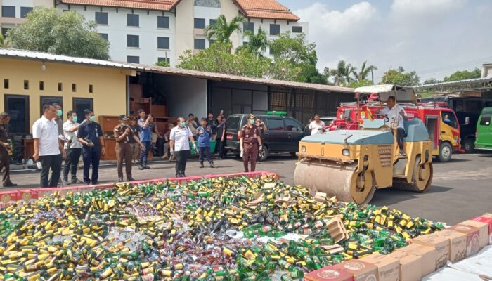 Kejari Kota Cirebon Musnahkan Sembilan Ribu Botol Miras