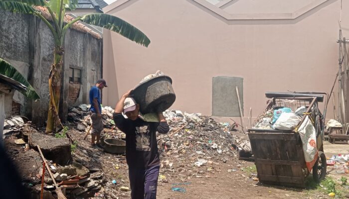 Kelurahan Kesenden dan DLH Kota Cirebon Tertibkan Sampah Liar di Kebon Benteng Barat