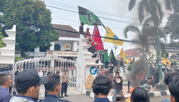 Mahasiswa Unras di DPRD Kota Cirebon, Tolak Kebijakan Efisiensi Anggaran Pemerintah