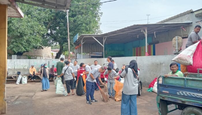 Kementerian Lingkungan Hidup dan DLH Kota Cirebon Kolaborasi Bersihkan Pasar Jagasatru
