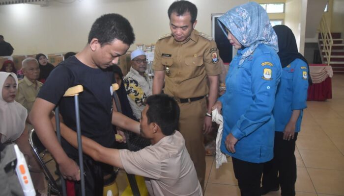 Pemkab Cirebon Salurkan Bantuan bagi Penyandang Disabilitas