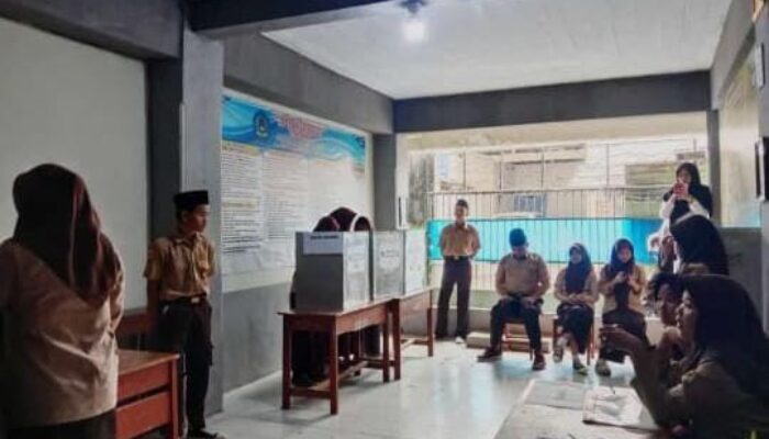Shifa Terpilih jadi Ketua OSIS SMP Wahidin, Pemilihannya Dihadiri Komisioner KPU Kota Cirebon