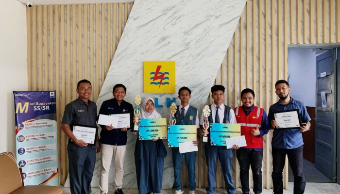PLN Indramayu Beri Hadiah Pemenang Lomba Poster Digital Tema Keselamatan Listrik Umum
