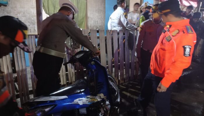 Pengendara Motor Terjatuh di Lubang Jalan Pantura Cirebon, Hampir Tertabrak Kontainer