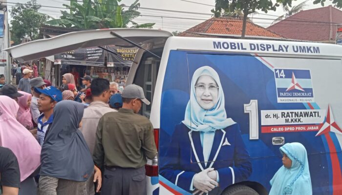 Berbagi Takjil Jelang Waktu Berbuka Puasa, DPC Demokrat Cirebon : Ini Tradisi Tahunan