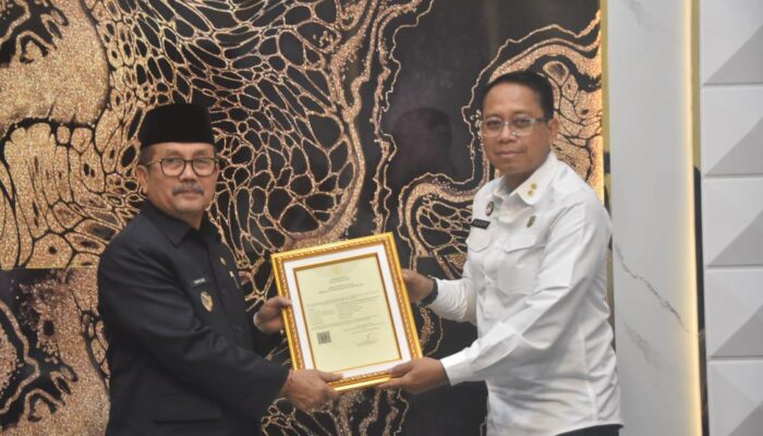 Pemkab Cirebon Terima Sertifikat Kekayaan Intelektual Komunal, Batik Cirebon Kian Diakui