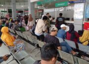 Antrean Panjang di Samsat Sumber: Ratusan Warga Berebut Kesempatan Bebas Denda Pajak  