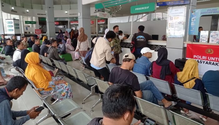 Antrean Panjang di Samsat Sumber: Ratusan Warga Berebut Kesempatan Bebas Denda Pajak  