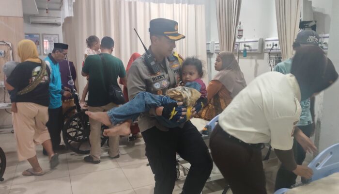 Ada Anak Terjatuh dari Tangga Toilet saat Grebeg Syawal, Wakapolres Ciko Kompol Rizky Sigap Menolong