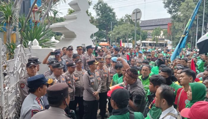 Ratusan Ojol di Cirebon Unjuk Rasa, Ini Tuntutannya