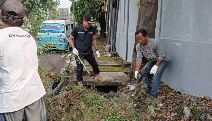 Bersama Pelaku Usaha, Kelurahan Kesenden Bersihkan Sedimentasi Saluran Air