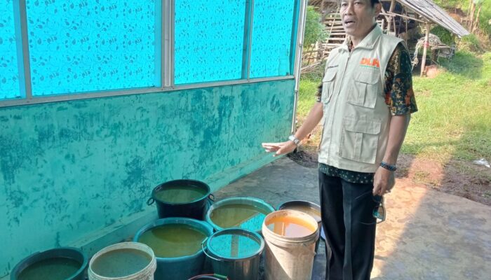 DLH Kota Cirebon Tinjau Lokasi Tumpahan Minyak di Argasunya