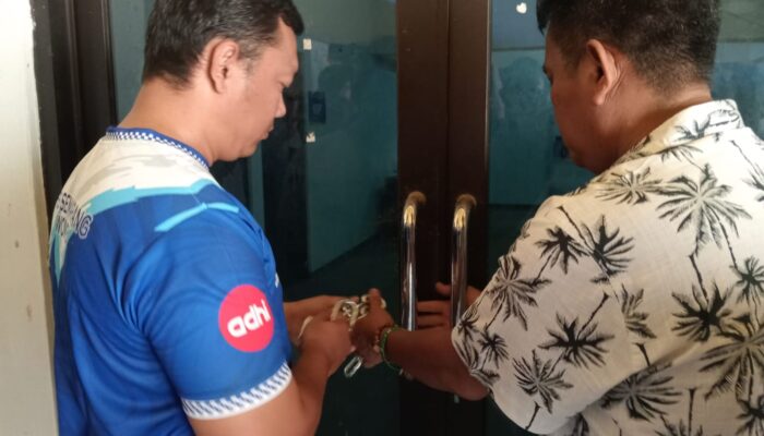 Kabid BMD dan Pemilik Bina Sentra Segel Stadion Bima Kota Cirebon