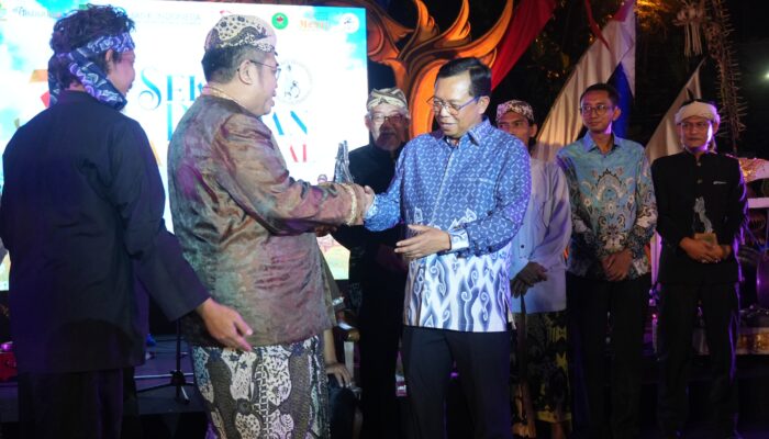 Termasuk Herman Khaeron, Sejumlah Tokoh Terima Penghargaan di Hari Jadi ke-33 Sanggar Sekar Pandan