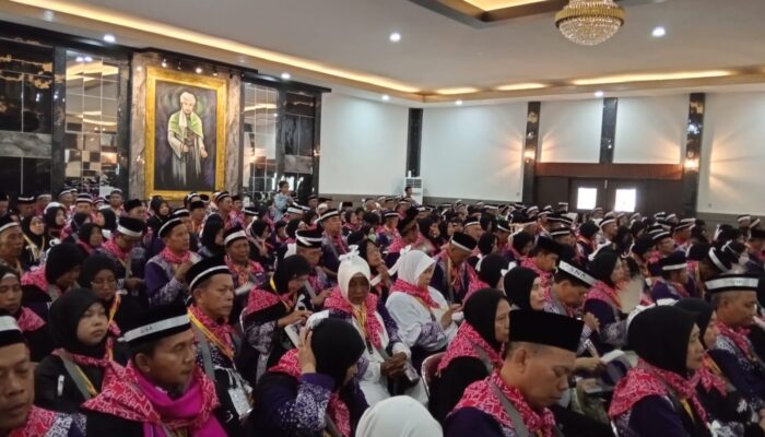 353 Jamaah Haji Kota Cirebon Diberangkatkan ke Tanah Suci
