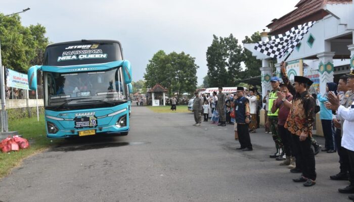Wakil Bupati Cirebon Lepas 83 Calon Jemaah Haji : Perjalan Haji Bukan Perjalanan Fisik, Tapi Perjalanan Hati