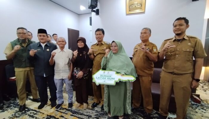 Puluhan Rumah Nyaris Ambruk, Baznas Kota Cirebon Bantu Perbaiki