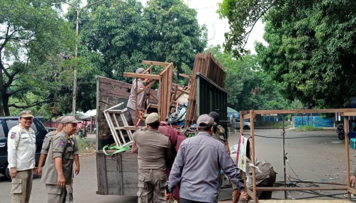 Satpol PP Bongkar Sejumlah Warung di Kawasan Stadion Bima : Atensi Pimpinan 
