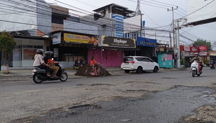 Jalan Ciremai Raya Rusak Parah, DPUTR Ungkap Progres Perbaikan Baru 25 Persen